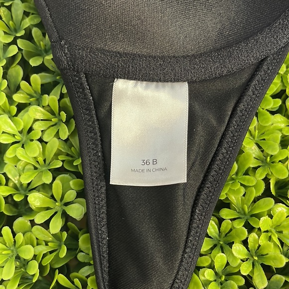 💥 Black Bikini Top Twist Front Push-up with Underwire | Size 36B - Picture 5 of 6